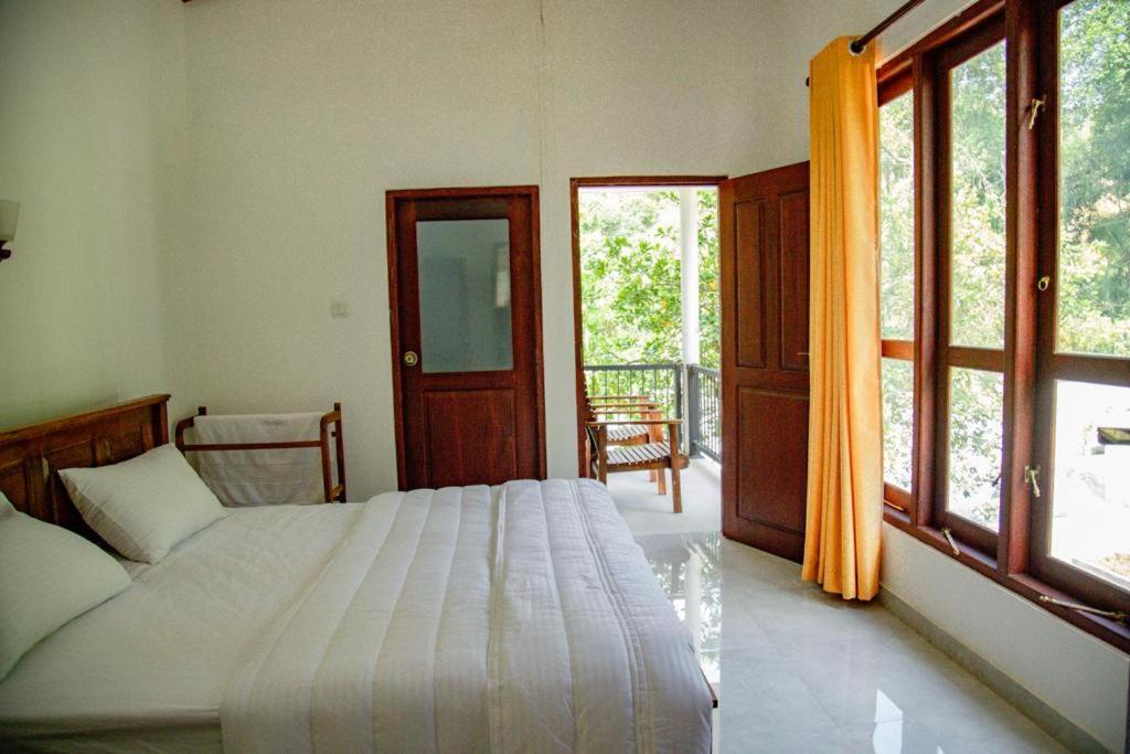 Healand Holiday Bungalow And Restaurant Деніяя Екстер'єр фото