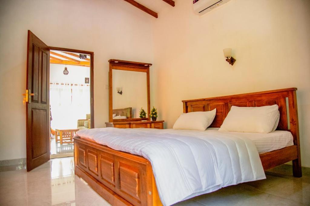 Healand Holiday Bungalow And Restaurant Деніяя Екстер'єр фото